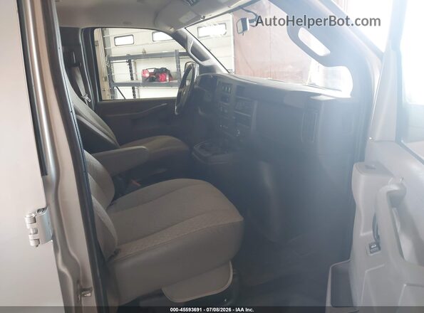 1GAZGNFP6L1256753 2020 CHEVROLET EXPRESS Silver Widok wnętrza z przodu