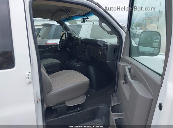 1GAZGNFP7L1256728 2020 CHEVROLET EXPRESS Белый Вид салона спереди