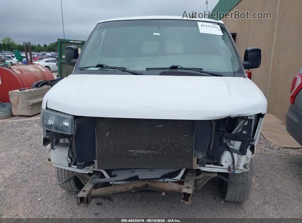 1GAZGNFP7L1256728 2020 CHEVROLET EXPRESS Белый Вид задней части салона