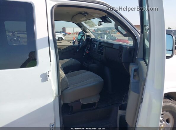 1GAZGPF75R1210335 2024 CHEVROLET EXPRESS White Սալոնի դիմացի տեսք