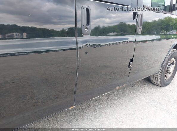 1GAZGPFF0H1274465 2017 CHEVROLET EXPRESS Black Widok z przodu