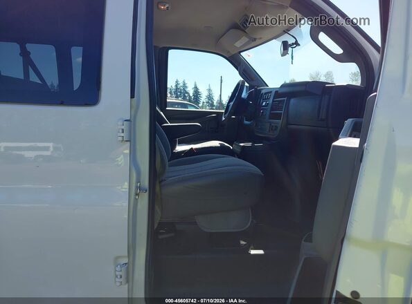 1GAZGPFF7H1286371 2017 CHEVROLET EXPRESS White წინა სალონის ხედი