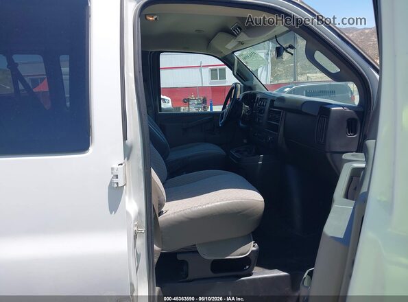 1GAZGPFF8H1305512 2017 CHEVROLET EXPRESS White Вид салону спереду