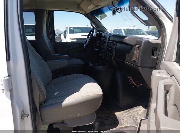 1GAZGPFF9H1226222 2017 CHEVROLET EXPRESS White Vista interior delantera