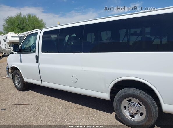 1GAZGPFG0K1248710 2019 CHEVROLET EXPRESS White Vista interior trasera
