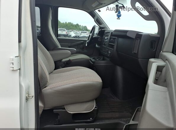1GAZGPFG1H1289372 2017 CHEVROLET EXPRESS White Widok wnętrza z przodu