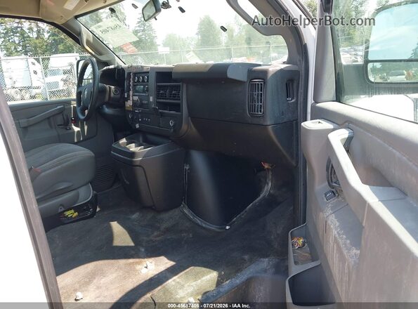 1GAZGPFG1J1291421 2018 CHEVROLET EXPRESS Белый Вид салона спереди