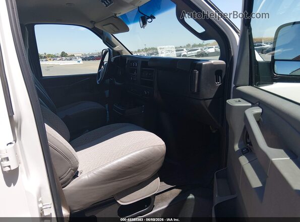 1GAZGPFG1J1303633 2018 CHEVROLET EXPRESS White Vista interior delantera