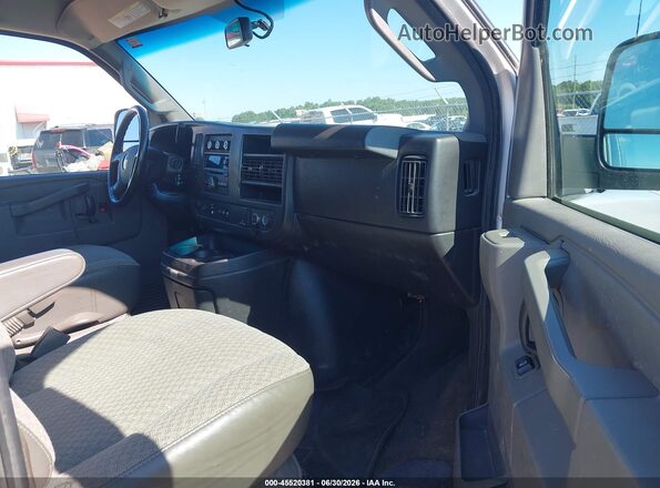 1GAZGPFG2H1301688 2017 CHEVROLET EXPRESS Silver Vista interior delantera