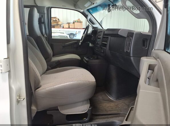 1GAZGPFG3H1289034 2017 CHEVROLET EXPRESS White Widok wnętrza z przodu