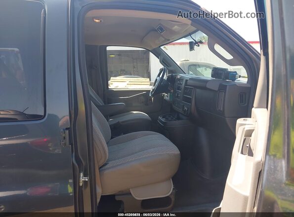 1GAZGPFG4H1249268 2017 CHEVROLET EXPRESS Gray Սալոնի դիմացի տեսք
