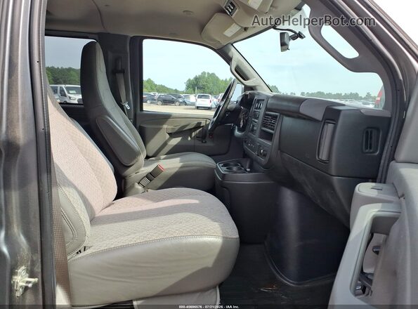 1GAZGPFG4H1302387 2017 CHEVROLET EXPRESS Gray Widok wnętrza z przodu