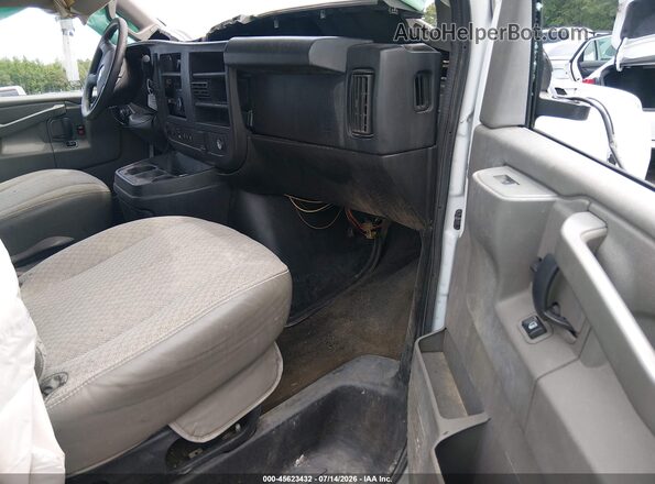 1GAZGPFG7J1244703 2018 CHEVROLET EXPRESS White Սալոնի դիմացի տեսք