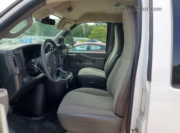 1GAZGPFG9L1208580 2020 CHEVROLET EXPRESS White Widok wnętrza z przodu