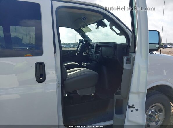1GAZGPFPXS1277115 2025 CHEVROLET EXPRESS White წინა სალონის ხედი
