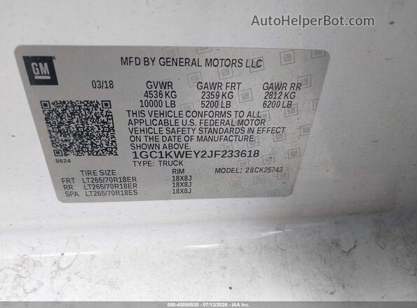 1GC1KWEY2JF233618 2018 CHEVROLET SILVERADO White Vista del compartimento del motor