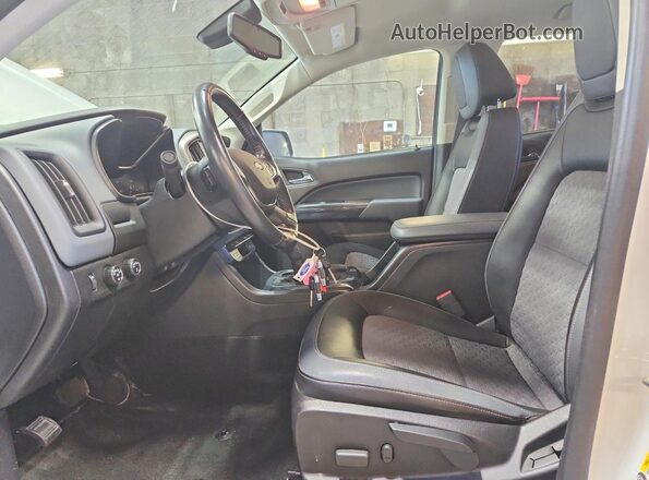 1GCGTDEN1J1207686 2018 CHEVROLET COLORADO Белый Вид салона спереди