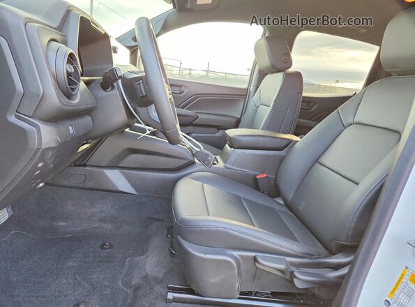 1GCPSBEK2S1210949 2025 CHEVROLET COLORADO White Widok wnętrza z przodu