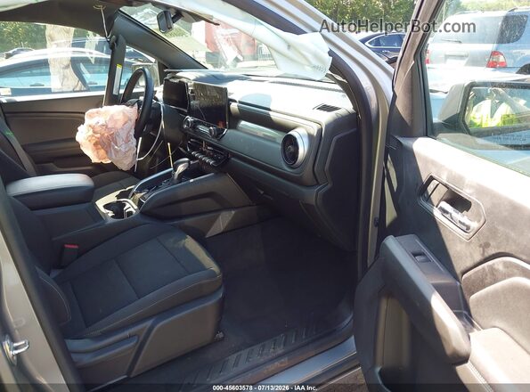 1GCPTCEK2P1133543 2023 CHEVROLET COLORADO Silver Вид салону спереду