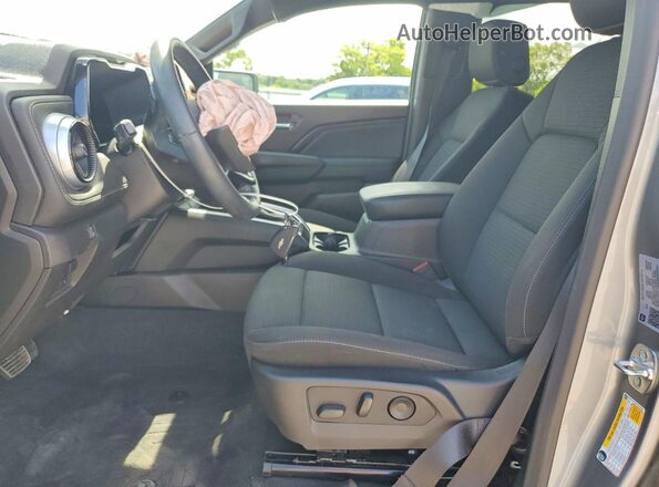 1GCPTCEK8R1270568 2024 CHEVROLET COLORADO Silver Սալոնի դիմացի տեսք