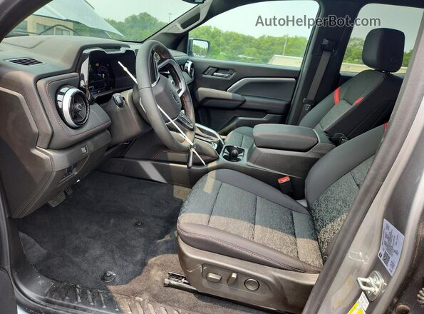 1GCPTDEKXS1245702 2025 CHEVROLET COLORADO Silver Вид салону спереду