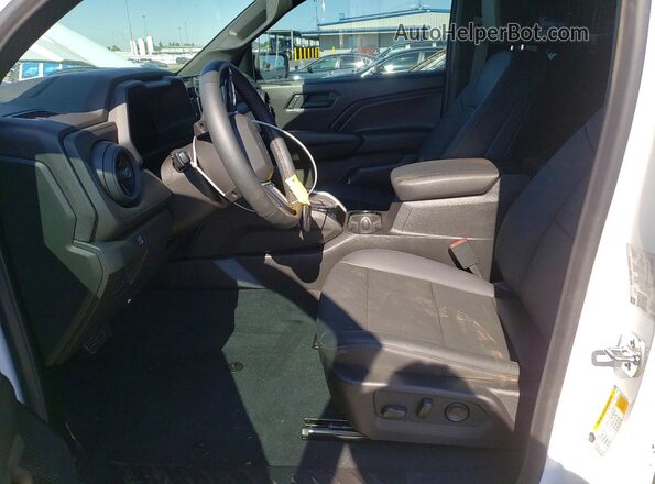 1GCPTEEK0T1104113 2026 CHEVROLET COLORADO Белый Вид салона спереди