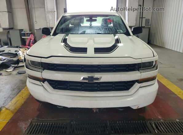 1GCVKPEC0JZ132703 2018 CHEVROLET SILVERADO White Widok z tyłu