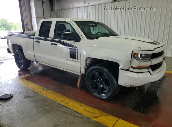1GCVKPEC0JZ132703 2018 CHEVROLET SILVERADO White Widok z przodu