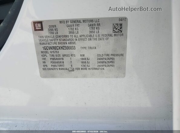 1GCVKRECXHZ306833 2017 CHEVROLET SILVERADO White Widok komory silnika