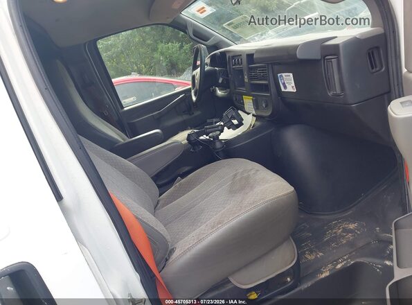 1GCWGAF13H1321550 2017 CHEVROLET EXPRESS White Widok wnętrza z przodu