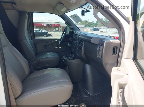 1GCWGAF77S1183040 2025 CHEVROLET EXPRESS White Vista interior delantera