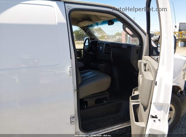 1GCWGAFF4H1100213 2017 CHEVROLET EXPRESS Белый Вид салона спереди