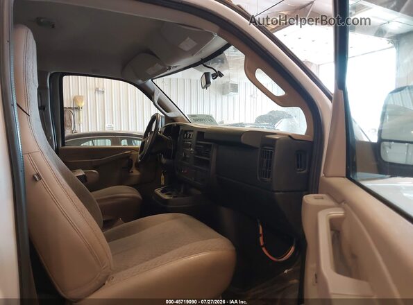1GCWGAFF6H1123556 2017 CHEVROLET EXPRESS Белый Вид салона спереди