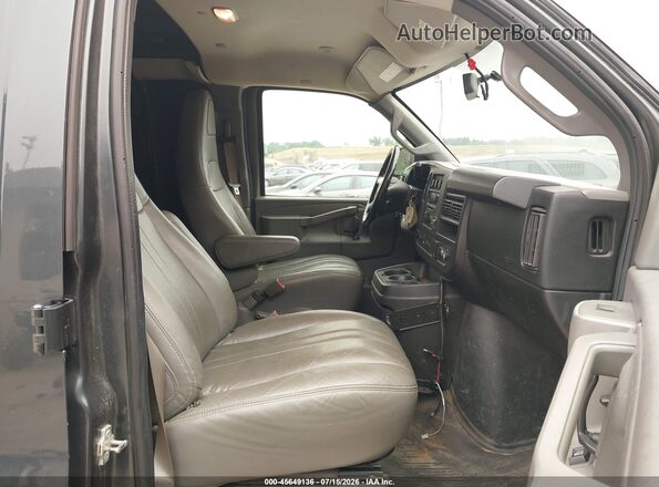 1GCWGAFG0H1247623 2017 CHEVROLET EXPRESS Gray Widok wnętrza z przodu