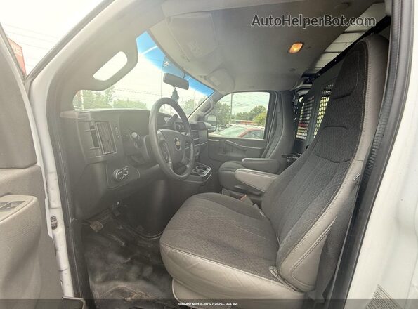 1GCWGAFG2J1908476 2018 CHEVROLET EXPRESS White Vista interior delantera