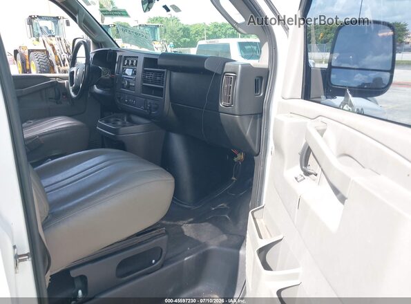 1GCWGAFG7K1146747 2019 CHEVROLET EXPRESS White Widok wnętrza z przodu