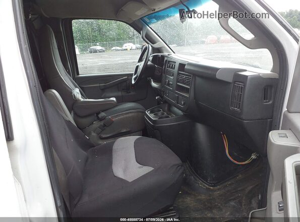 1GCWGAFG8J1906232 2018 CHEVROLET EXPRESS White წინა სალონის ხედი