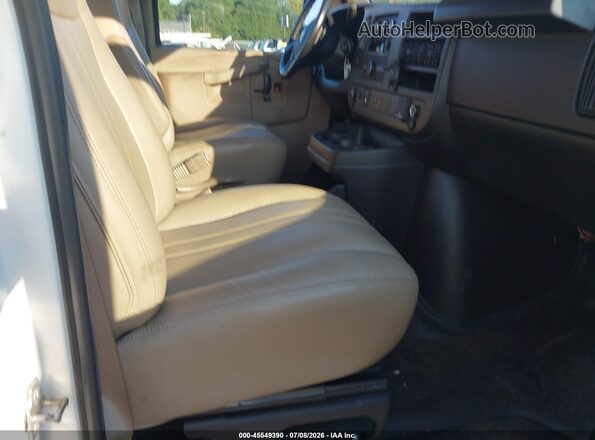 1GCWGAFP3P1136403 2023 CHEVROLET EXPRESS White Widok wnętrza z przodu