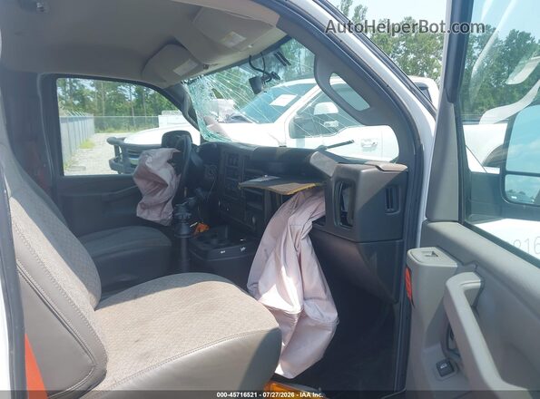 1GCWGAFP6N1263028 2022 CHEVROLET EXPRESS White Вид салону спереду