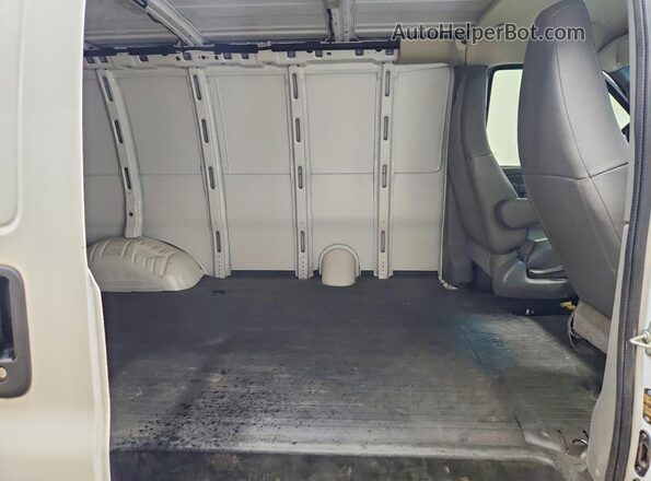1GCWGAFPXS1270608 2025 CHEVROLET EXPRESS White Vista interior trasera