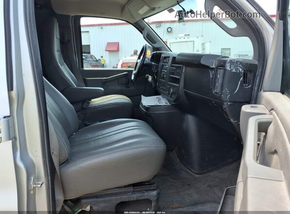1GCZGHFG5J1313692 2018 CHEVROLET EXPRESS Silver Widok wnętrza z przodu