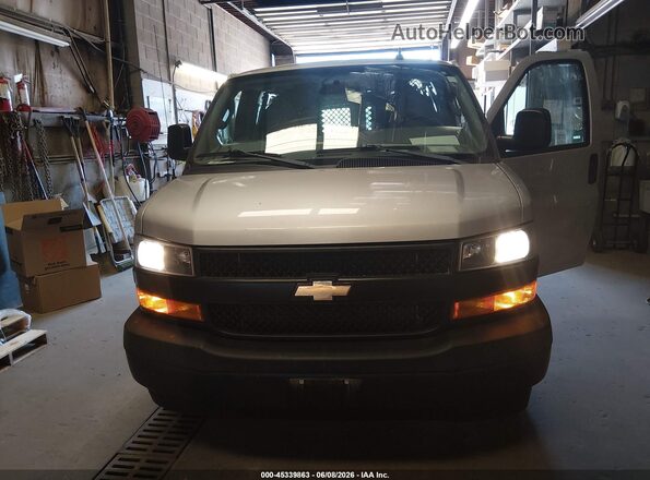 1GCZGHFP8J1341924 2018 CHEVROLET EXPRESS Silver Widok wnętrza 360 stopni