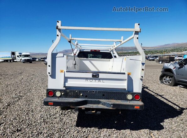 1GD22REG8HZ264325 2017 GMC SIERRA White Вид ззаду
