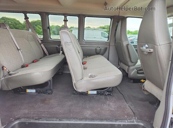 1GJZ7PFP5S1147193 2025 GMC SAVANA White Widok wnętrza z tyłu