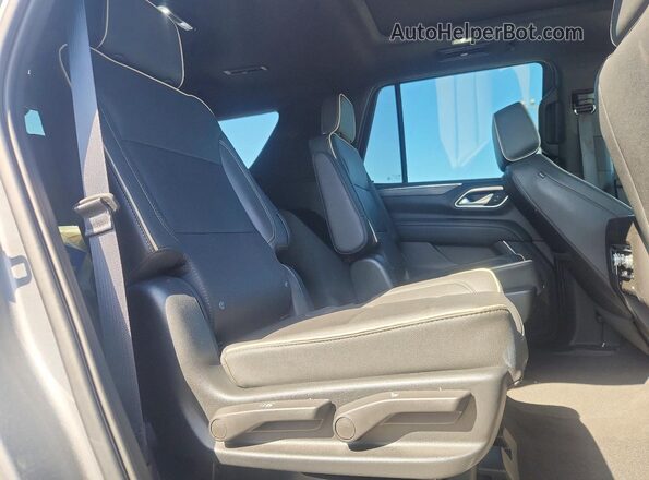 1GKS1BKD2PR504657 2023 GMC YUKON Silver Widok wnętrza z tyłu