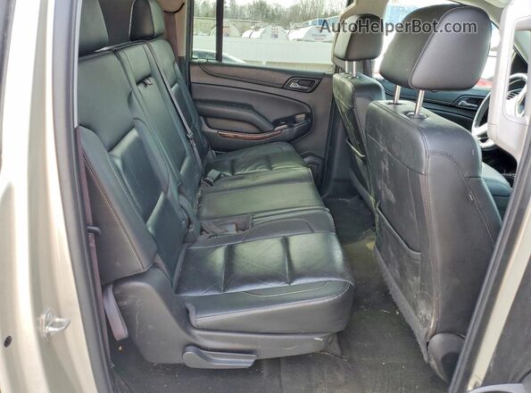 1GKS2GKC2HR111115 2017 GMC YUKON Gold Widok wnętrza z tyłu