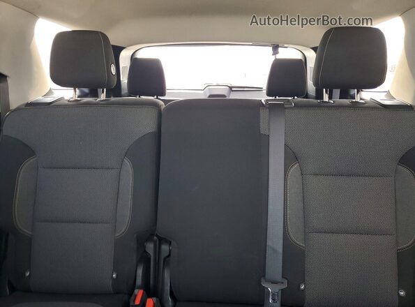 1GNEVFKWXJJ103263 2018 CHEVROLET TRAVERSE Silver Widok tylnych siedzeń