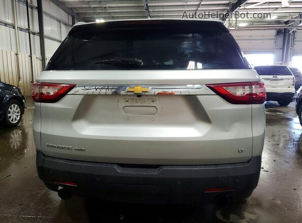 1GNEVGKW2JJ112903 2018 CHEVROLET TRAVERSE Серебряный Вид сзади