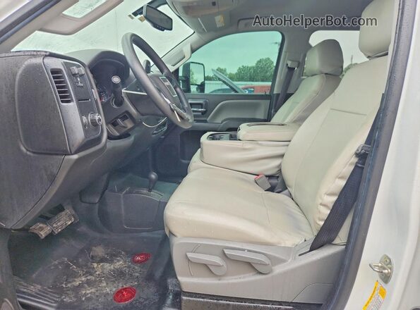 1GT12REG1JF178104 2018 GMC SIERRA White წინა სალონის ხედი