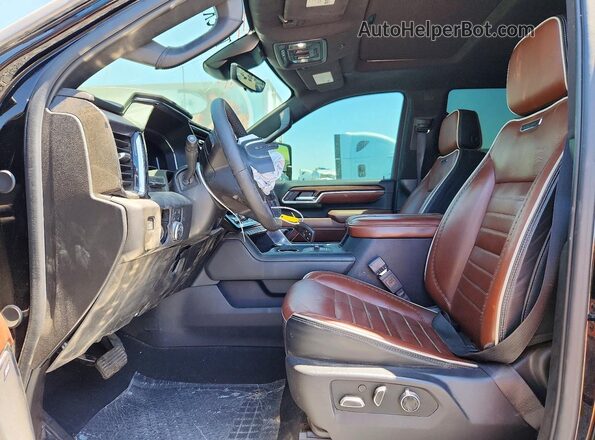 1GT4UXEY5SF136055 2025 GMC SIERRA Charcoal Widok wnętrza z przodu